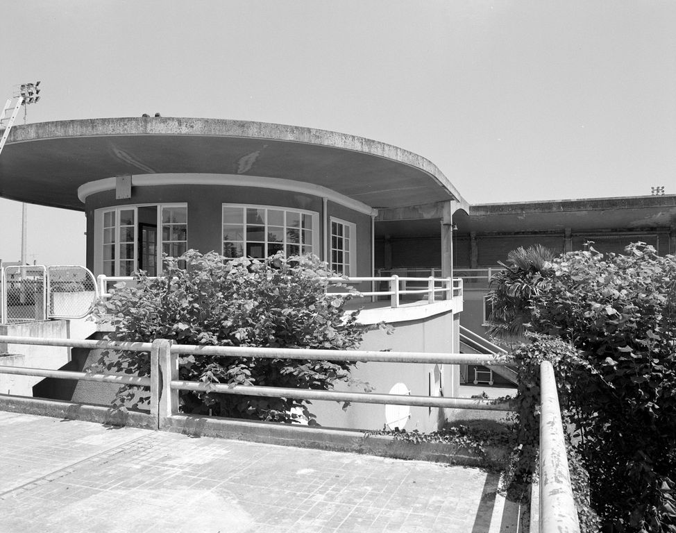 Salle de réunion pour les directeurs de l'usine métallurgique, vue depuis le bassin de la piscine.