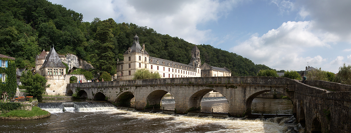 Photo panoramique. Vue d'ensemble de l'abbaye et du pont de Brantôme.