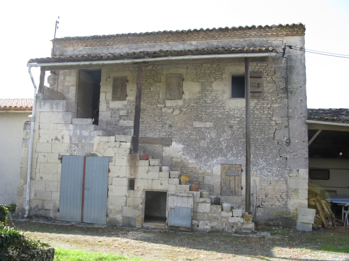 L'ancien logement à l'est du logis, vu depuis le nord.