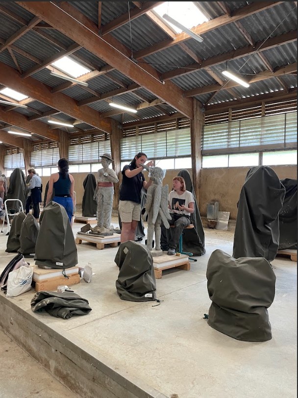 Utilisation d’un film plastique pour ralentir le séchage du bec de la sculpture du corbeau.