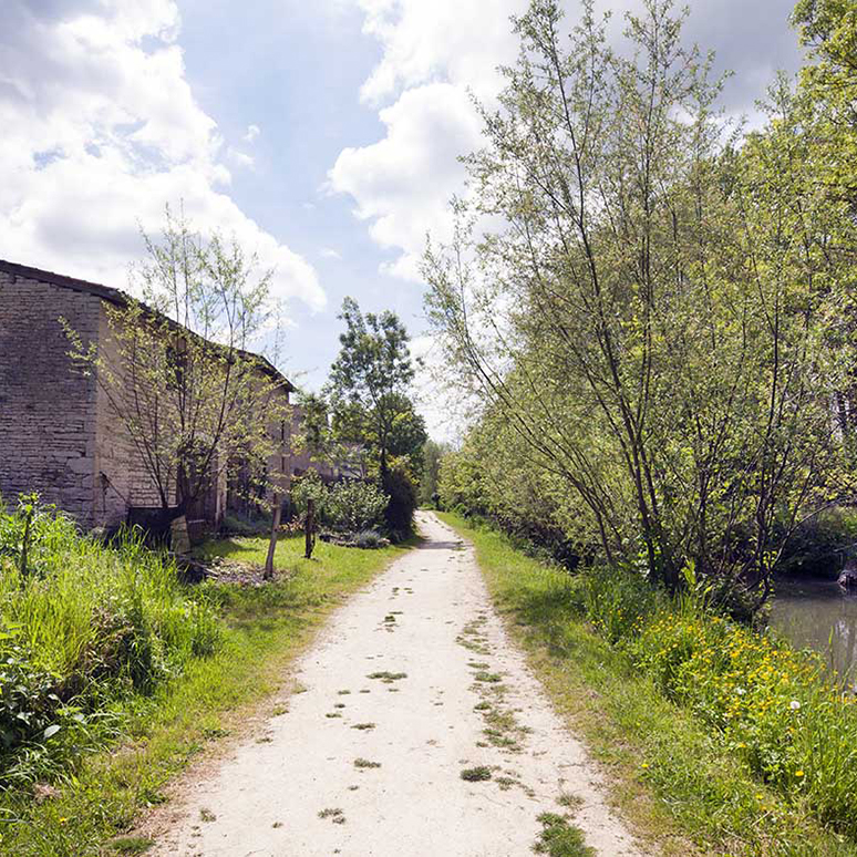 Chemin de halage et dépendances en contrebas du quartier de la Garenne, Arçais © Région Nouvelle-Aquitaine, Inventaire général du patrimoine culturel © Centre vendéen de recherches historiques - Beauvarlet Gilles